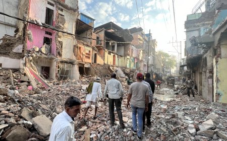 ✔️ सड़क चौड़ीकरण/विकास काम चल रहा है, जिसमें कई मार्गों और इन्फ्रास्ट्रक्चर पर काम जारी है, विशेषकर सिंहस्थ-2028 को ध्यान में रखकर।